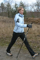 Eine junge Frau bei Nordic Walking