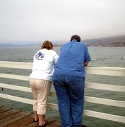 Ein übergewichtiges Paar am Ufer