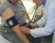 Blutdruckmessung bei einem übergewichtigen Patienten