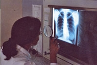 Eine Ärztin betrachtet das Röntgenbild der Lunge