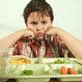 Kind vor Tablett mit Essen