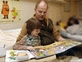 Vater und Tochter sehen sich ein Bilderbuch an
