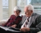 Älteres Paar beim Lesen