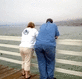 Ein Paar schaut ins Meer