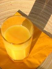 Glas mit Orangensaft