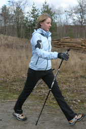 Eine junge Frau beim Nordic Walking