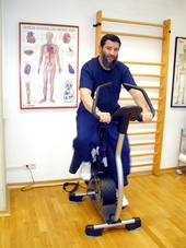 Mann auf dem Ergometer