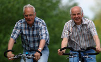 Senioren beim Fahrradfahren