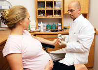 Schwangere Frau beim Arzt