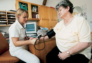Blutdruckmessung bei einer übergewichtigen Frau