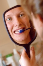 Zahnpflege vor dem Spiegel