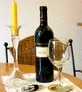 Eine Flasche Wein auf dem Tisch
